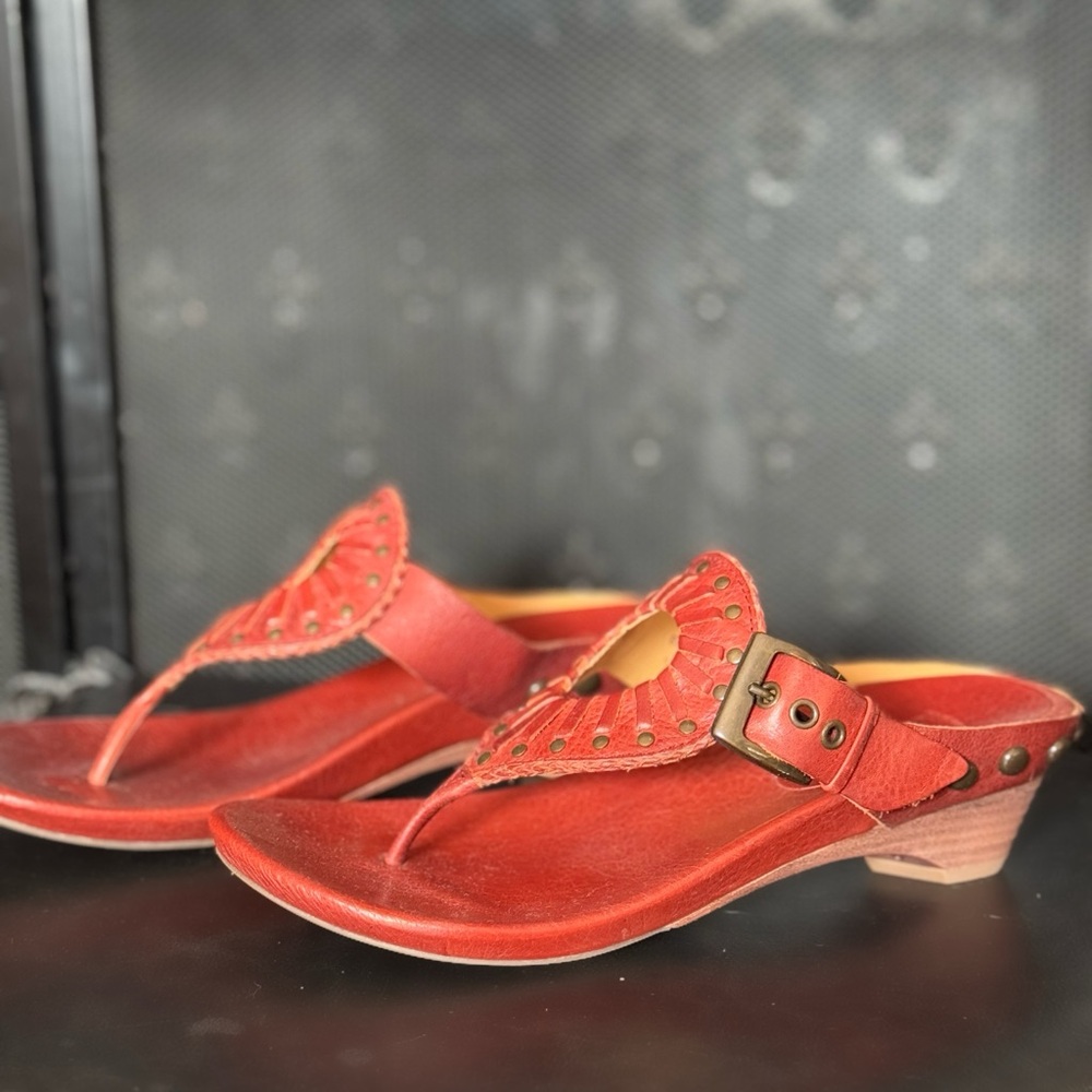 Frye Kitten Wedge Leather Studded Thong Sandal, Burnt Orange Size 8 Women - Picture 4 of 7